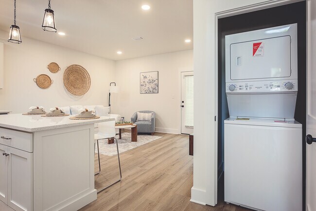 Lavadora/secadora en cada unidad - 2017 Wyatt Street - OFF CAMPUS HOUSING!!!