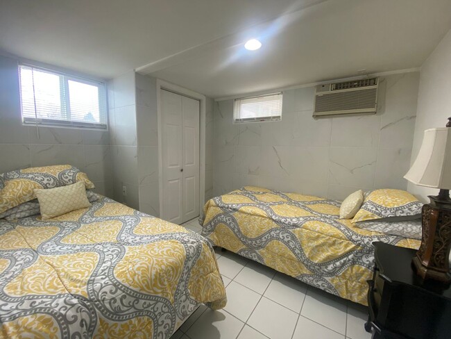 Building Photo - Charming 1 bedroom, fully furnished apartment