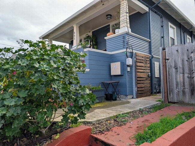 Photo - Charming remodeled garden flat with laundry Apartment