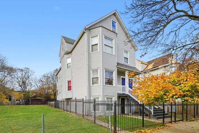 Building Photo - 8026 S Coles Ave