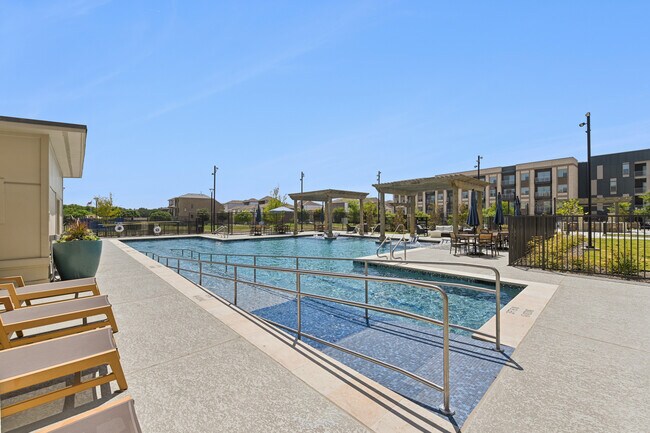 Building Photo - Novum Plano