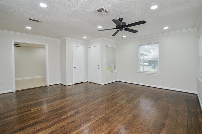Building Photo - 7419 Jalna St