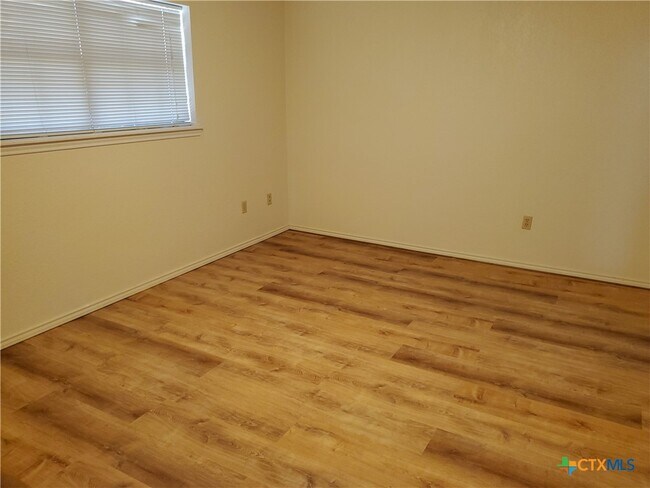 Foto del edificio - 702 Cedar Pkwy