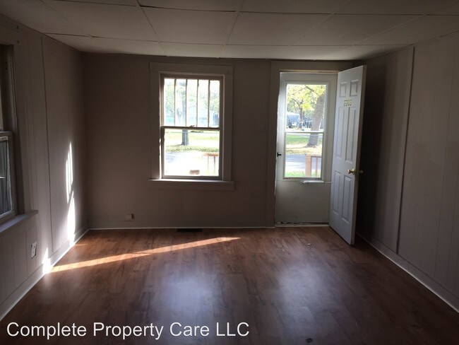 Building Photo - 2203 S Meeker Ave