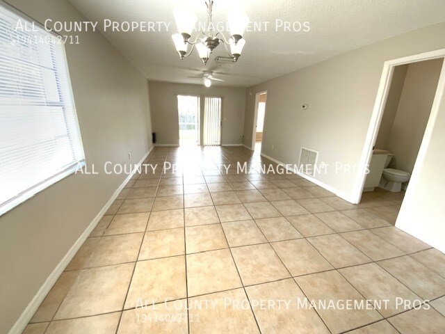 Building Photo - Near SRQ and Colleges/Pet Friendly/Great L...