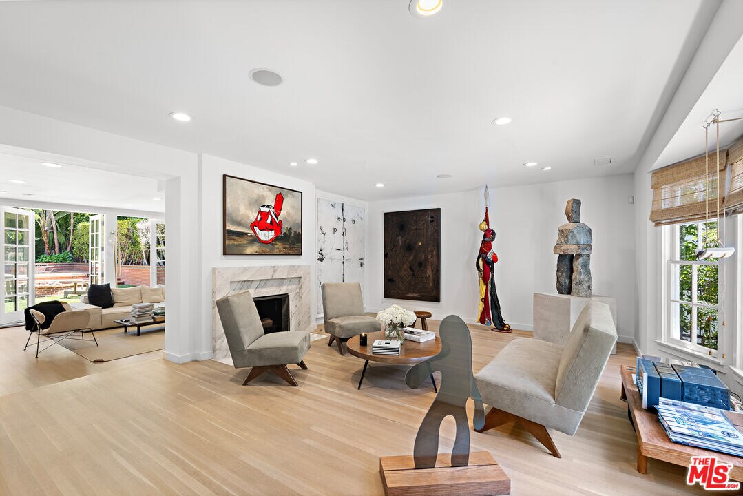 Primary Photo - 1496 N Doheny Dr