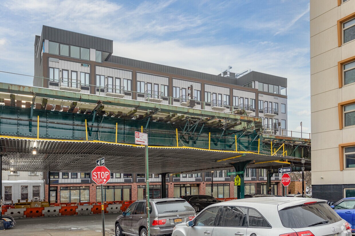 Building Photo - 1884 Broadway