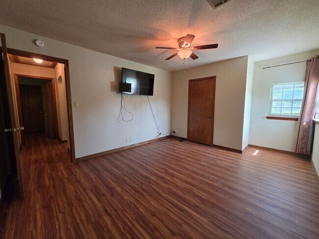 Foto del edificio - 2 Bed, 1 Bath Home in Shawnee!