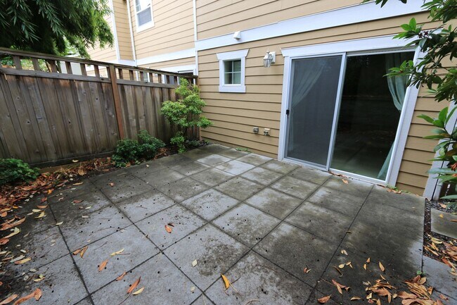 Building Photo - Wallingford 3bd/3.5ba, Private Patio, Garage