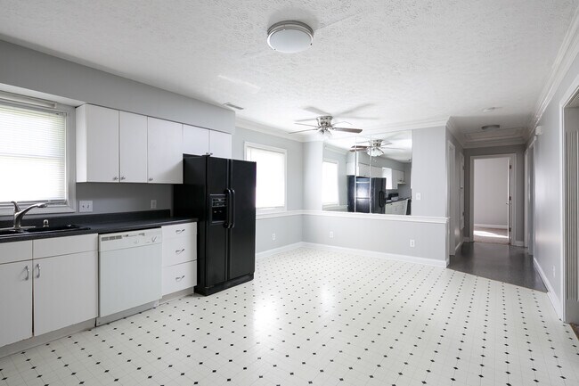 Foto del edificio - Spacious stone ranch on large corner lot, ...