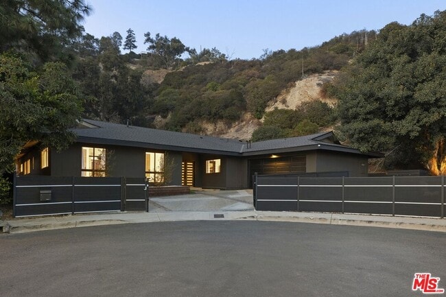 Building Photo - 9289 Swallow Dr