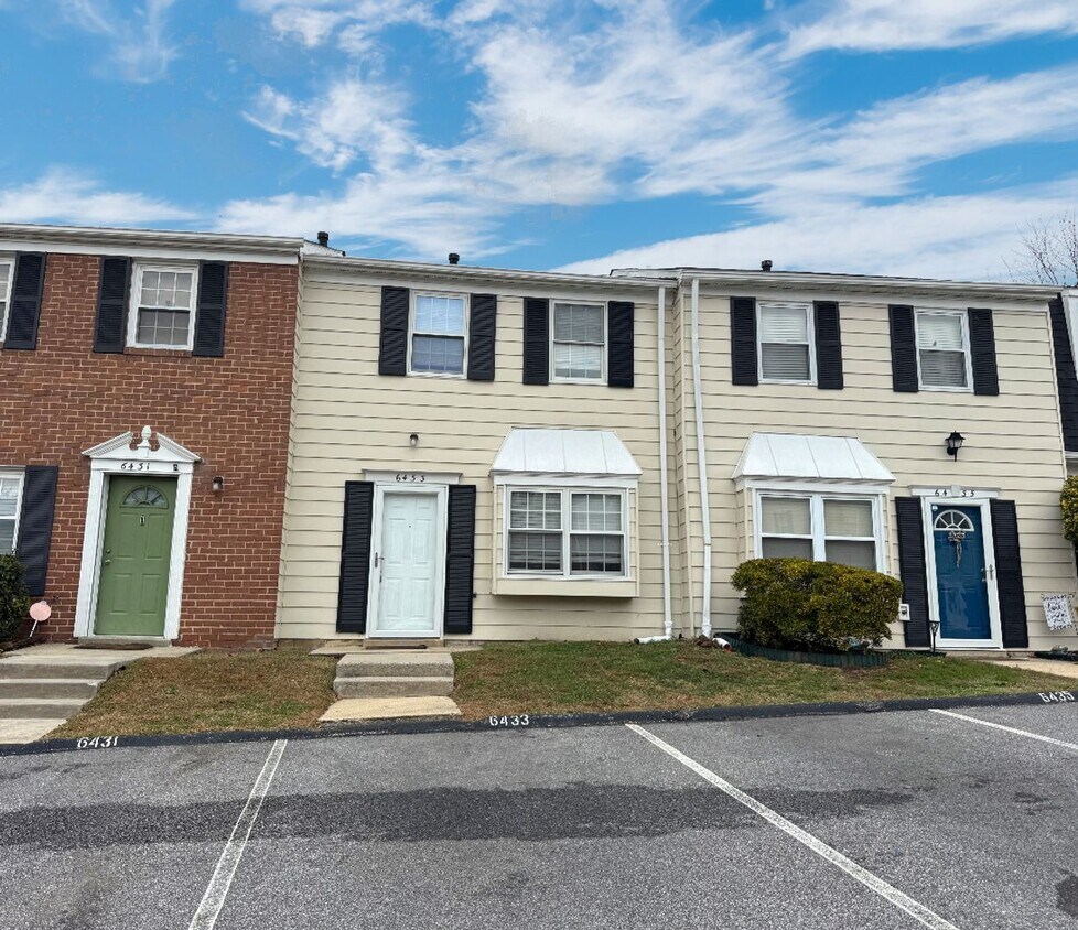 Foto principal - Lovely 3 BR/1.5 BA Townhome in Glen Burnie!
