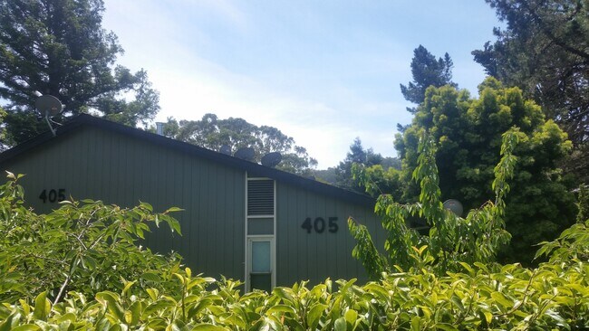Foto del edificio - MOVE-IN READY! Peaceful 1-Bedroom Top Floo...