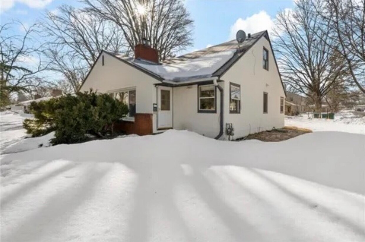 Primary Photo - 5427 45th Ave N