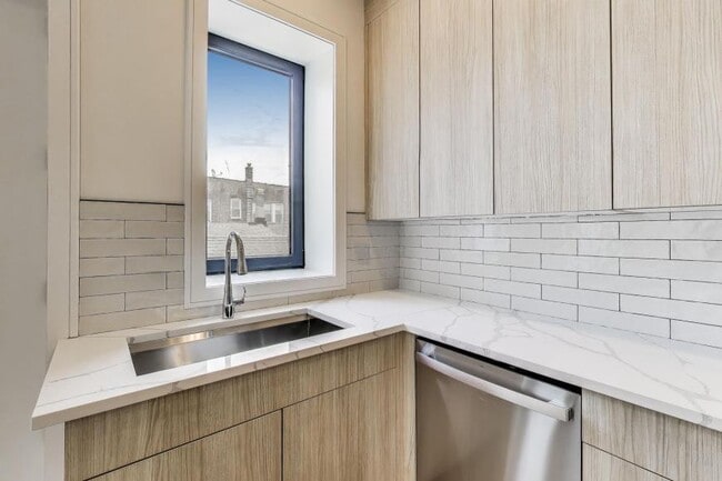 Building Photo - 2 bedroom in Chicago IL 60647