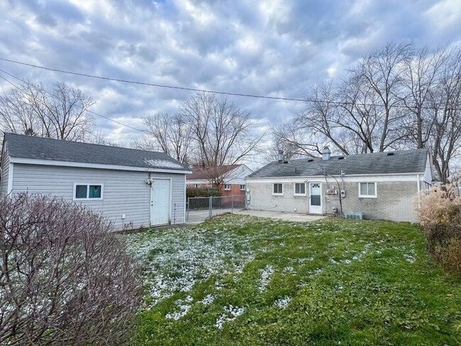 Building Photo - Refreshed Charm: Inviting 3BR/1BA Home in ...