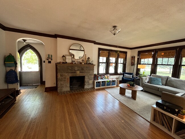 Foto del edificio - 303 N Russell Ave