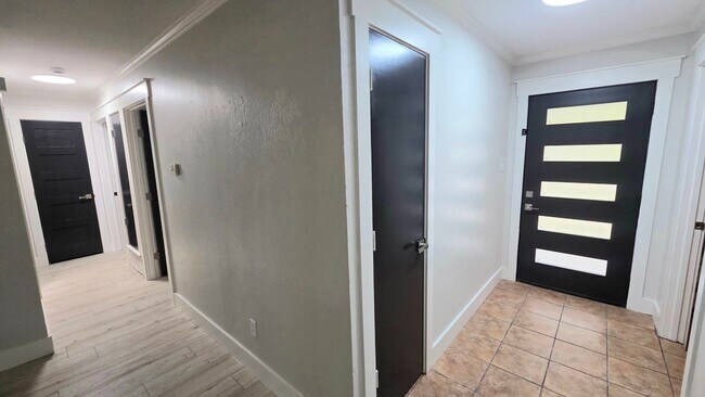 Building Photo - 411 Woodcrest Way