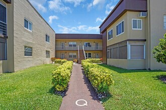 Building Photo - 810 Burgundy St