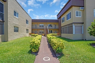 Building Photo - 810 Burgundy Q