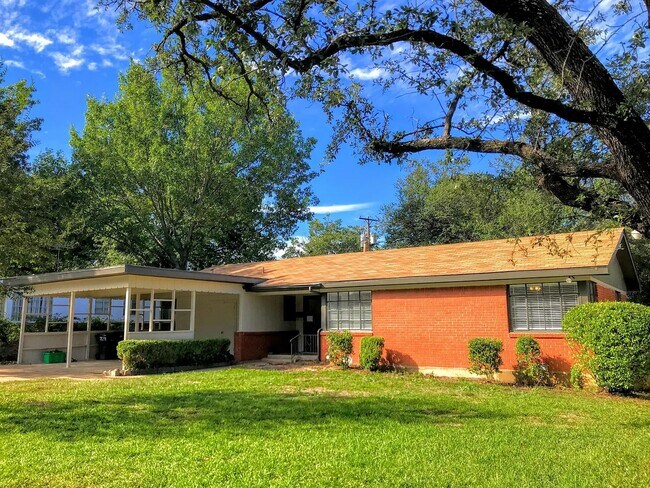 Foto del edificio - 3108 Medina Ave