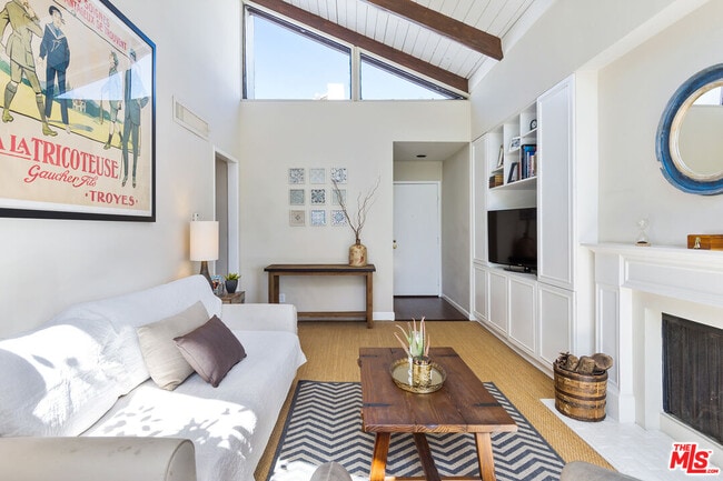 Foto del edificio - 1340 S Beverly Glen Blvd