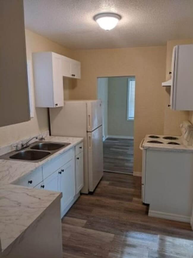 Building Photo - Corner lot 1 Bed/ 1 Bath Fully remodeled C...
