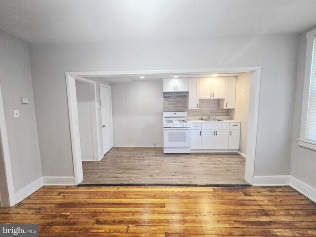 Building Photo - 2540 S 61st St
