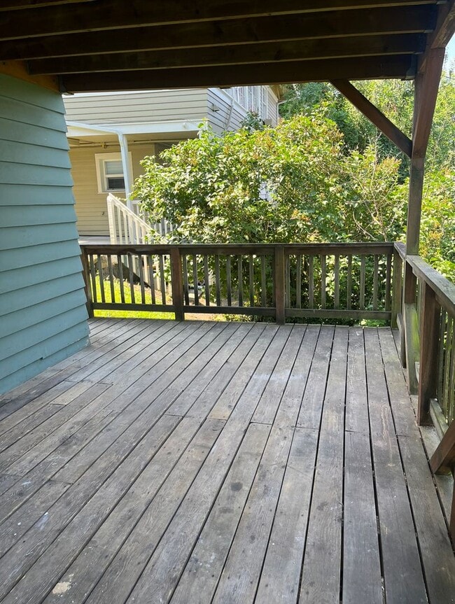 Building Photo - 1025 High St