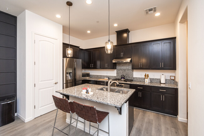 Counter seating in kitchen - 4412 Natomas Central Dr