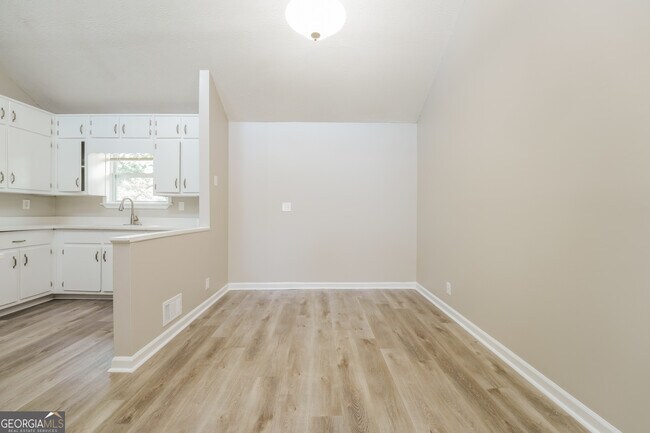 Foto del edificio - 2535 Kelly Lake Dr