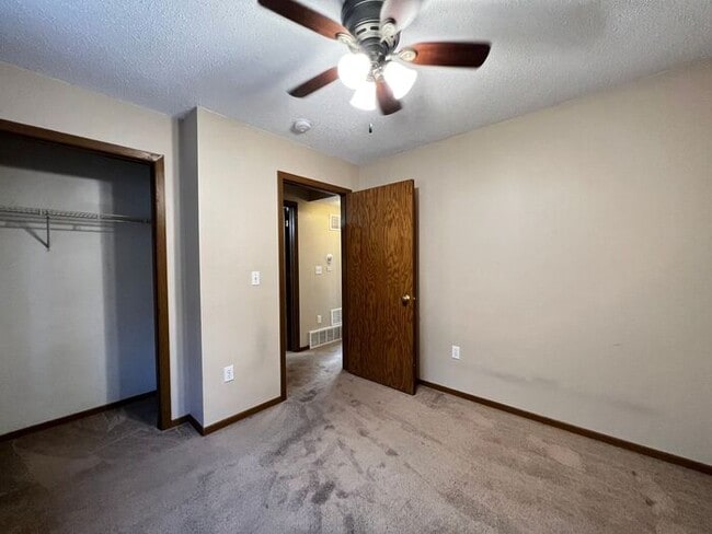 Building Photo - $995 | 2 Bedroom, 1 Bathroom Apartment | N...
