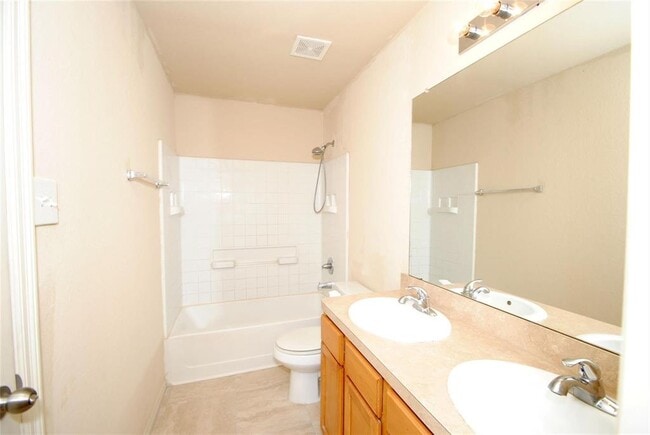 Building Photo - 2703 Alvar Dr