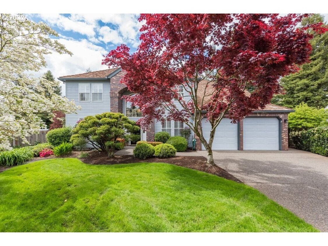 Primary Photo - Beautiful West Linn 4 Bedroom Home - An En...