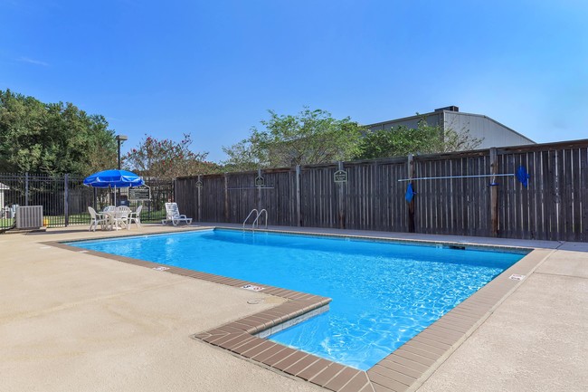 SPARKLING SWIMMING POOL - Willow Park