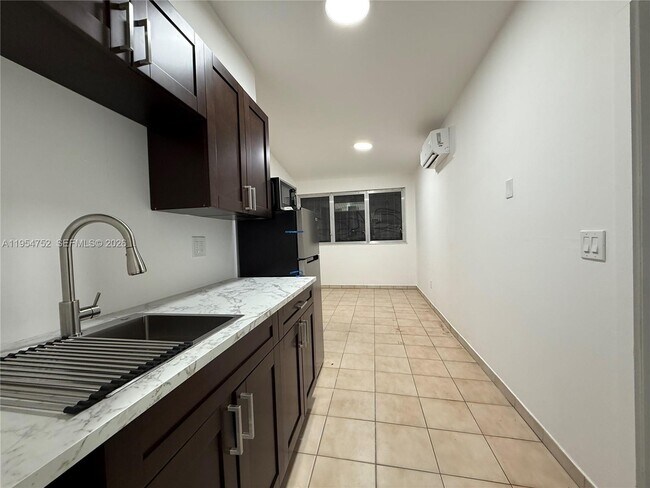 Building Photo - 435 NW 44th Ave