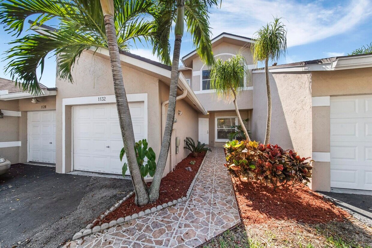 Primary Photo - 1132 W Lakes Dr