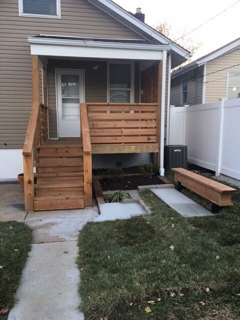 Quaint Outdoor Sitting Area - 4001 Walsh St