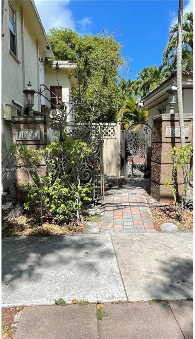 Foto del edificio - 1857 Buchanan St