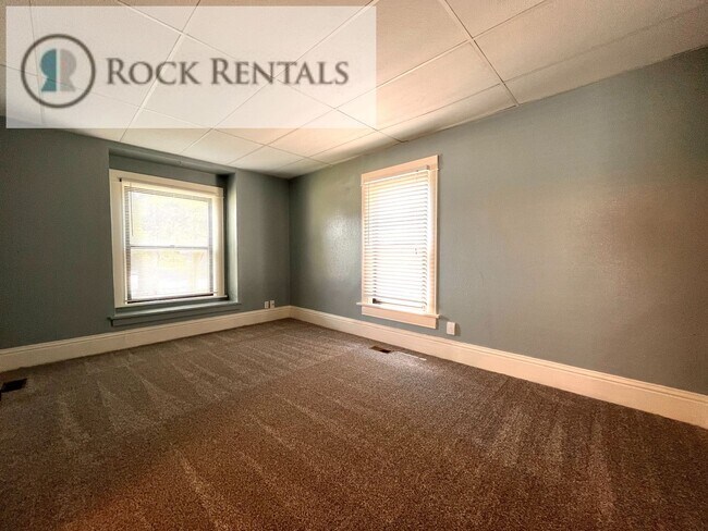Foto del edificio - 3 Bed 1 Bath with Bonus Room