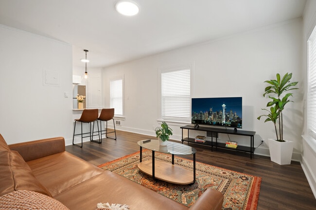 1x1 - Huge Units, Washer & Dryer, Parking, Priva...