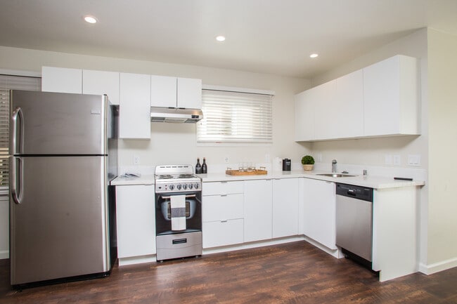 This unit is available furnished! Photos of furnished unit may not be same as actual unit. - 1926 Ivy Street