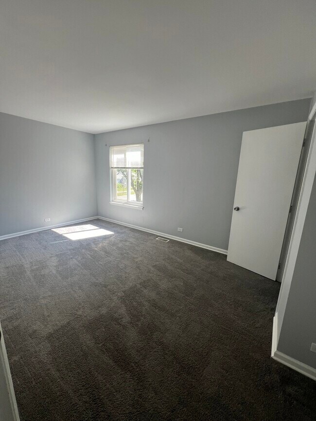 Building Photo - 1352 Cove Dr