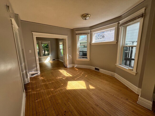 Foto del edificio - AVAILABLE June 1st - 6 Bedroom, 2 Bath House with Garage $200 Off First Months Rent!
