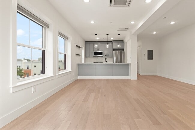 Building Photo - 208 Spencer Ave