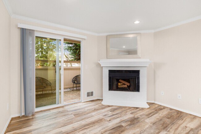 Foto del edificio - 1/2 off First month's rent! Beautifully updated Ground Floor 2 Bedroom 1 Bath Water/Sewer/Garbage...