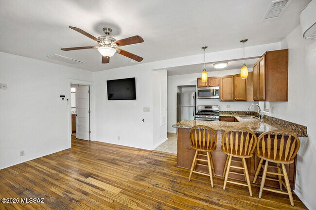 Foto del edificio - 1121 E 9th St