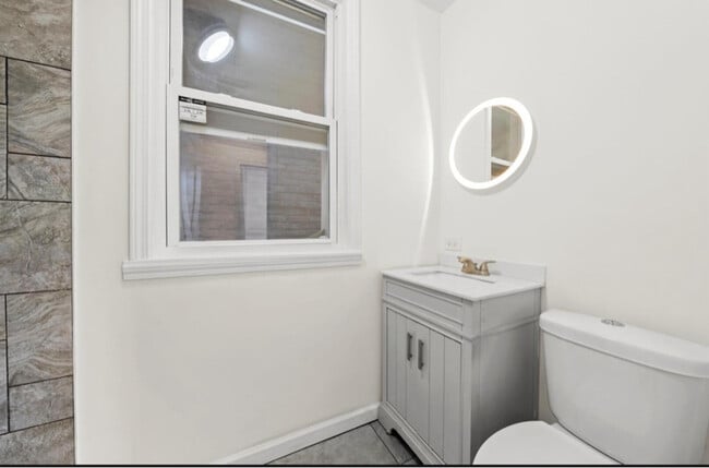 Building Photo - 411 N Hamlin Ave