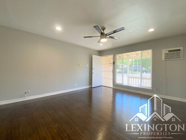Foto del edificio - Spacious, 3BD/1BA, Home with Office in Car...