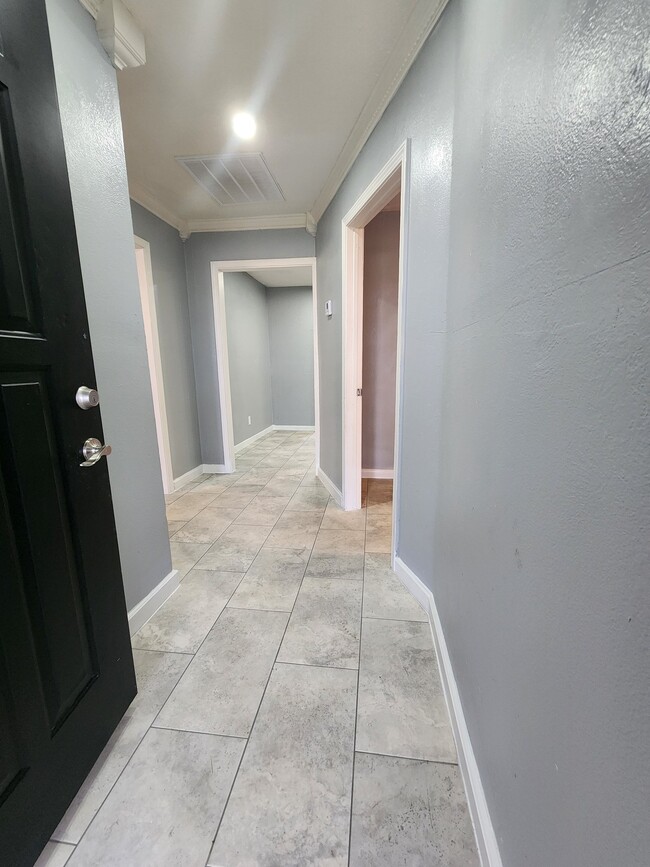 Photo - 418 E 1st St House